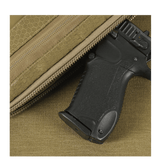 M-Tac Admin Taske Elite med en pistol i lommen, viser det robuste Cordura 500D materiale og YKK lynlåse, ideel til taktisk brug.