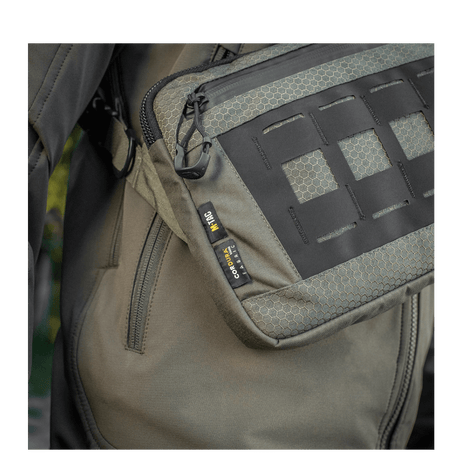 M-Tac Admin Taske Elite lavet af slidstærkt Cordura-materiale med justerbar skulderrem og YKK lynlåse for stilfuld funktionalitet.