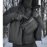 M-Tac Admin Taske Elite i brug med taktisk udstyr i skovmiljø