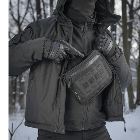 M-Tac Admin Taske Elite i brug med taktisk udstyr i skovmiljø