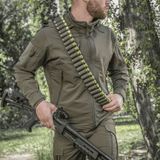 Mand iført M-Tac Bandolier Elite patronbåndelier til jagt, kapacitet 55 skaller, ergonomisk design for hurtig adgang, skydesport.