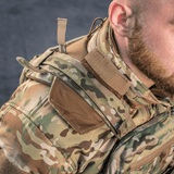 M-Tac Skulderpude til Plate Carrier Cuirass QRS monteret på en camouflagevest, viser komfort og vægtfordeling.