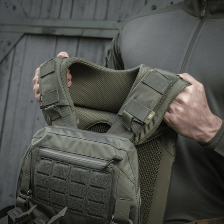Person demonstrerer M-Tac Skulderpude til Plate Carrier Cuirass QRS med højkvalitets Cordura og 3D-mesh for øget komfort og ventilation.