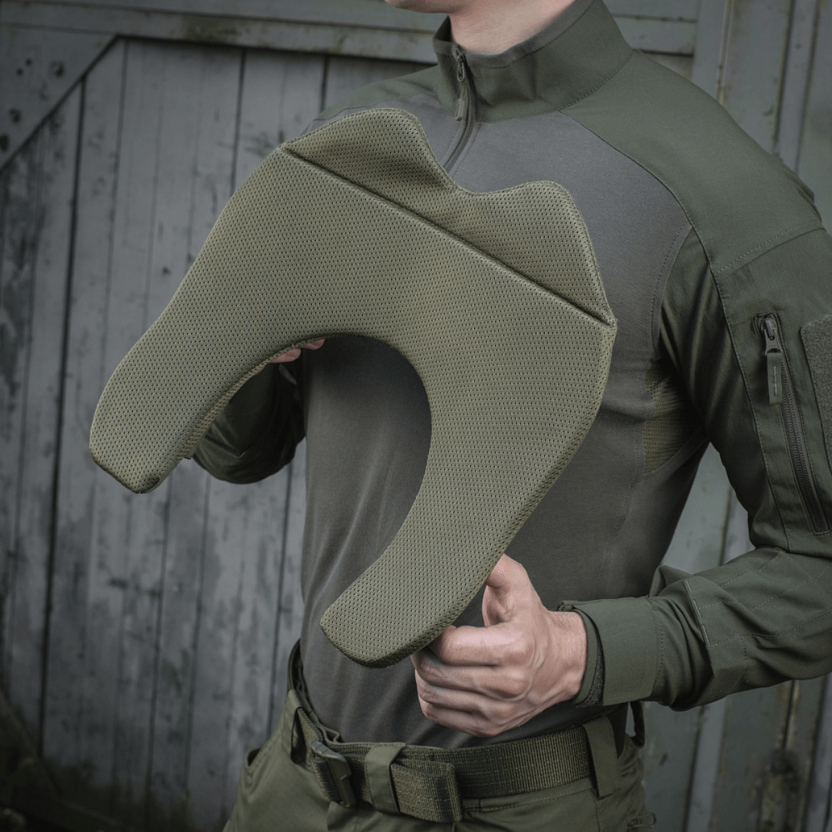 M-Tac Skulderpude til Plate Carrier Cuirass QRS, ergonomisk designet skulderpude i olivengrøn Cordura med 3D-mesh paneler for øget komfort.