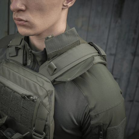 M-Tac Skulderpude til Plate Carrier Cuirass QRS monteret på skulder, viser holdbar Cordura og indvendige 3D-mesh paneler for ventilation.