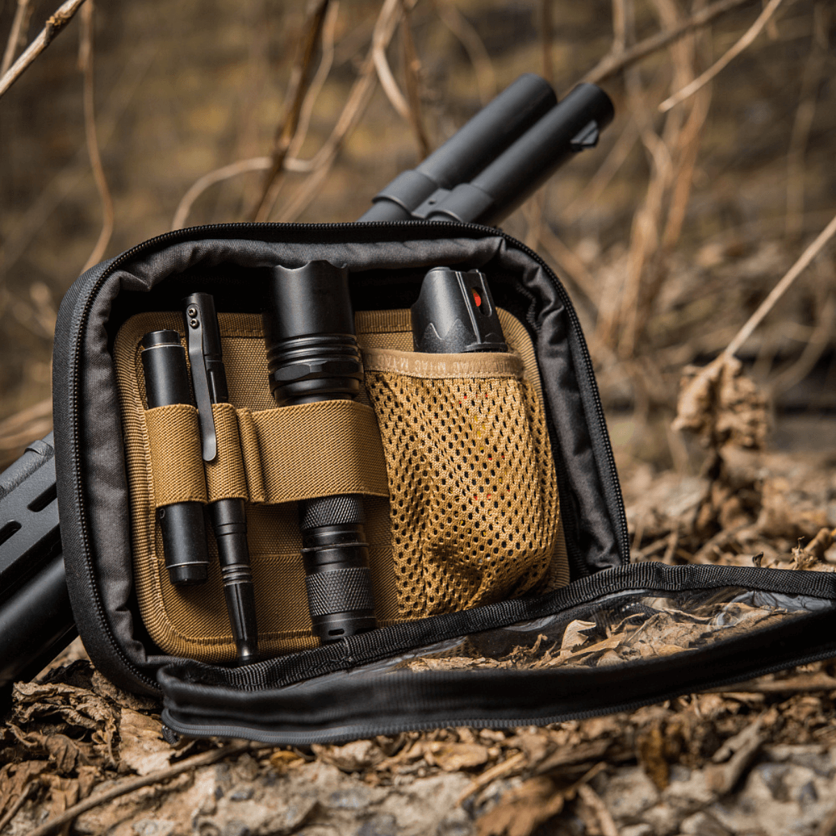 M-Tac Utility Organizer Slim Elite med værktøjer og tilbehør indeni, ideel til EDC-kit og sikker opbevaring, lavet af Cordura 500D.