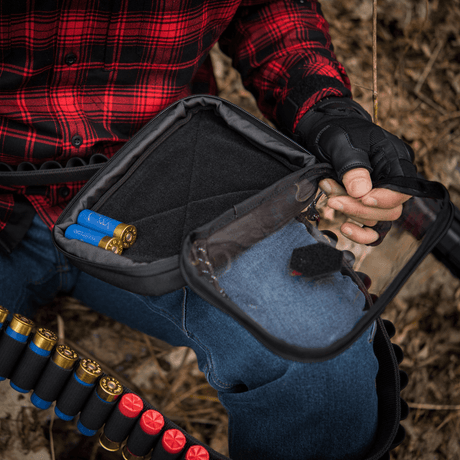 Person holder M-Tac Utility Organizer Slim Elite med gennemsigtig PVC-forvæg, perfekt til organiseret opbevaring af udstyr.