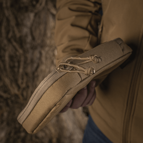 M-Tac Utility Organizer Slim Elite i Cordura 500D materiale, holdt af en person, viser funktionelt design og holdbarhed.