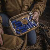 M-Tac Utility Organizer Slim Elite viser gennemsigtig forvæg med indhold i naturmiljø, holdbar Cordura 500D konstruktion.