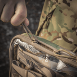 Nærbillede af M-Tac Utility Organizer Slim Elite, holdt af en person, fremstillet i robust Cordura 500D for EDC og sikker opbevaring.