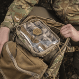 M-Tac Utility Organizer Slim Elite i brug i en camouflage-rygsæk, ideel til EDC-kit og tilbehør, fremstillet af slidstærk Cordura 500D.