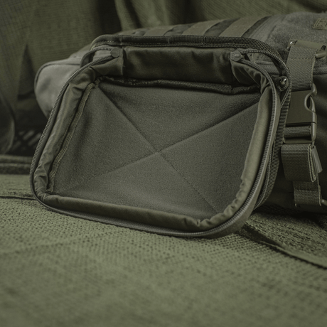 M-Tac Utility Organizer Slim Elite fremstillet i holdbar Cordura 500D med åben lomme til sikker opbevaring, set indvendigt.