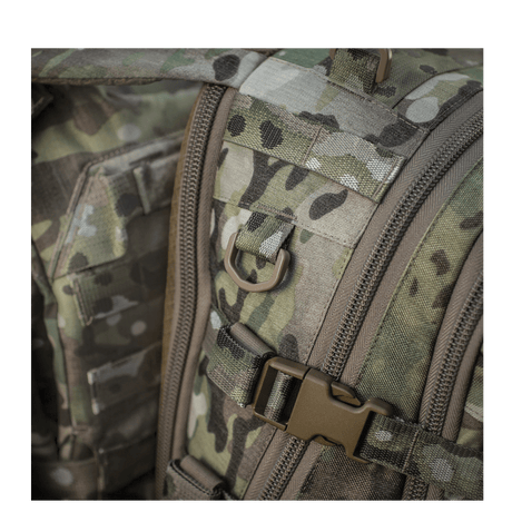 Nærbillede af M-Tac Mission Pack Elite rygsæk med slidstærk Cordura 1000D i camouflage mønster og MOLLE LASER CUT-system.