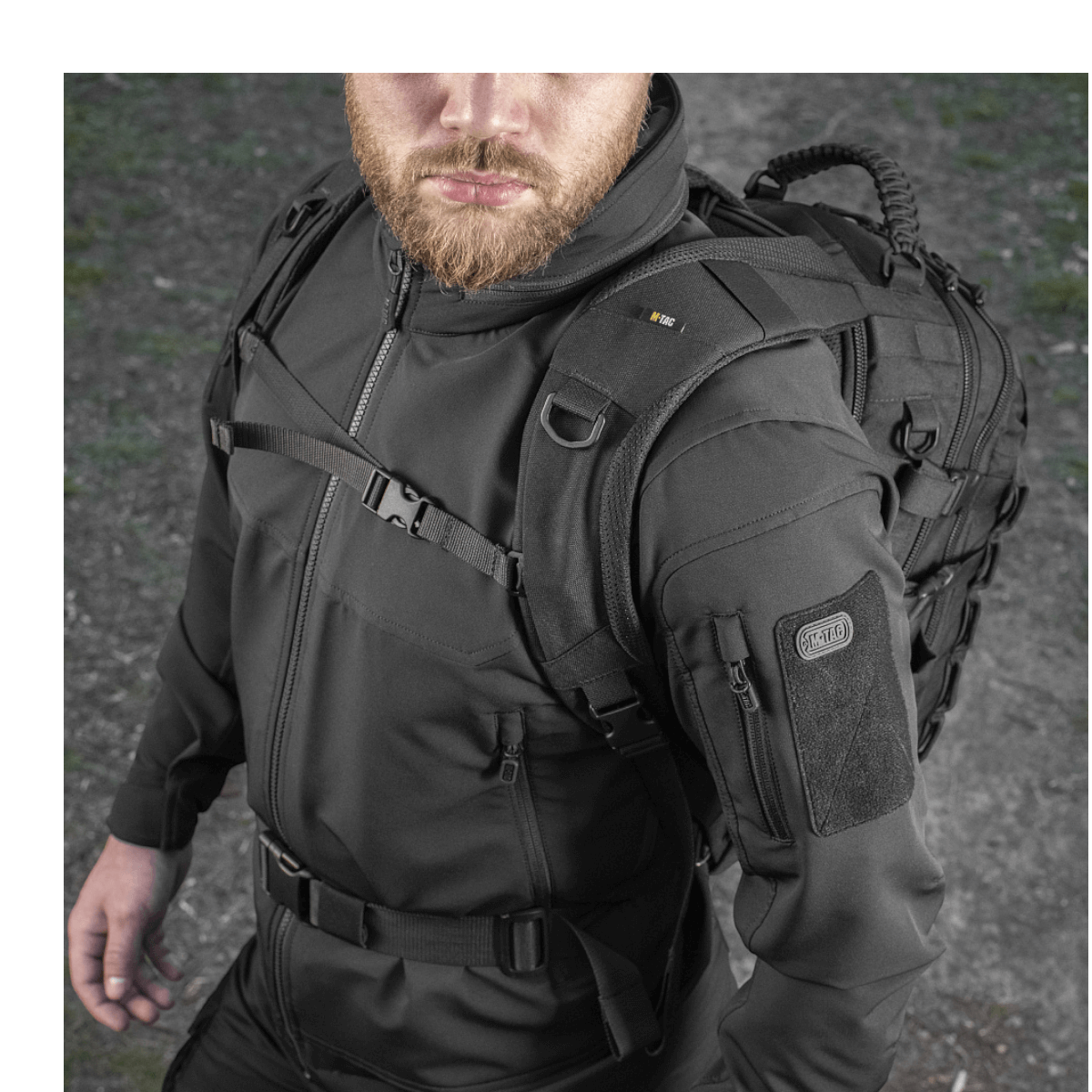 Mand iført M-Tac Mission Pack Elite rygsæk med ergonomisk design og Cordura 1000D, udstyret med MOLLE LASER CUT-system.