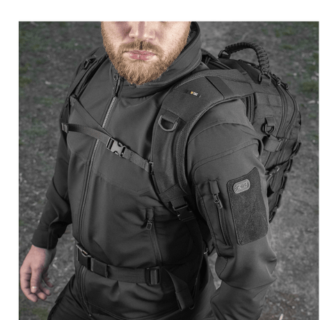 Mand iført M-Tac Mission Pack Elite rygsæk med ergonomisk design og Cordura 1000D, udstyret med MOLLE LASER CUT-system.