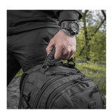 Mand holder M-Tac Mission Pack Elite rygsæk med MOLLE LASER CUT-system, fremstillet af slidstærkt Cordura 1000D.