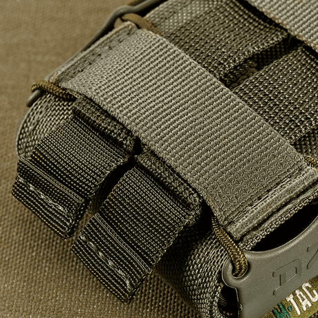 M‑Tac Mag Pouch Kolchan til AK/AR med MOLLE-monteringssystem, lavet af holdbart Cordura 1000D-materiale for sikker magasinopbevaring.