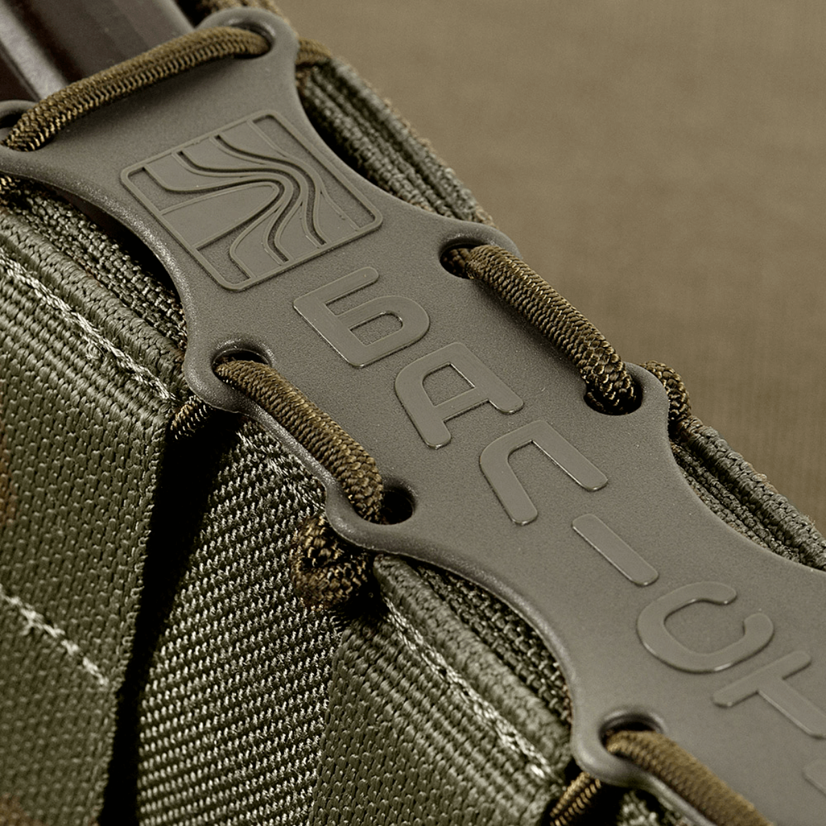 M‑Tac Mag Pouch Kolchan til AK/AR med robust Cordura 1000D materiale og MOLLE-montering i detaljeret visning.