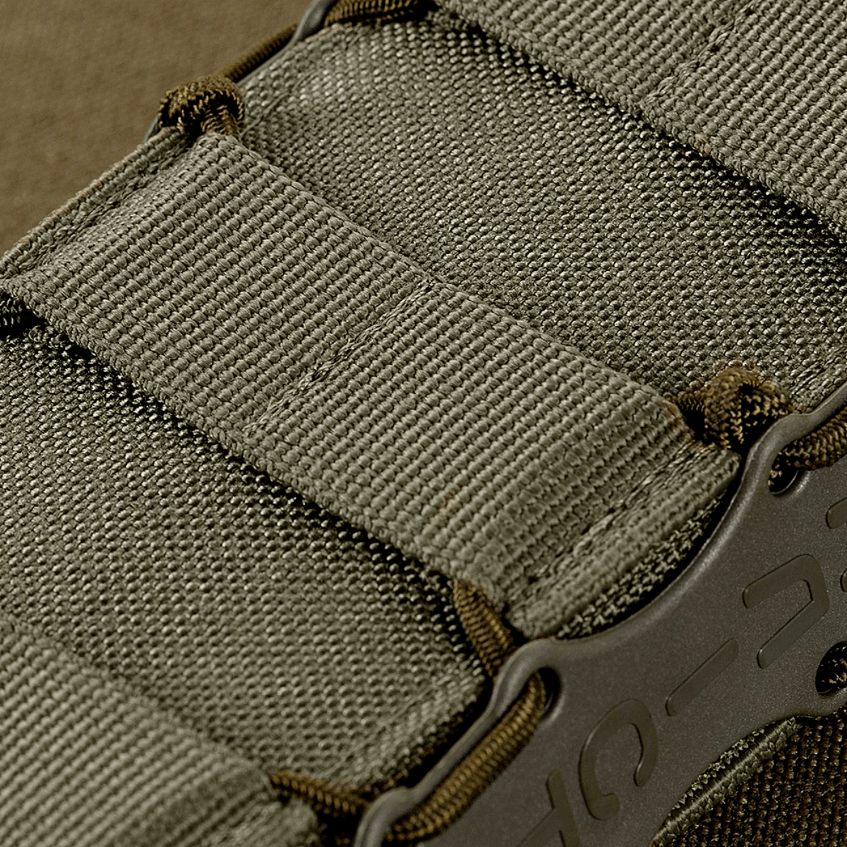 M‑Tac Mag Pouch Kolchan til AK/AR med MOLLE-montering og Cordura materiale til sikker magasinopbevaring. Designet med Balistyka.