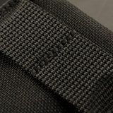 Nærbillede af M-Tac Mag Lomme Kolchan til AK/AR Mini, fremstillet af slidstærkt Cordura 1000D med MOLLE-system på frontpanelet.