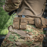 Soldat iført camouflagetøj med M-Tac Pistolmagasinlomme Kolchan til sikre pistolmagasiner, designet i samarbejde med Balistyka.