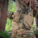 Soldat iført M-Tac Pistolmagasinlomme Kolchan med et magasin og pistol, skabt til holdbarhed og let adgang under taktiske missioner.