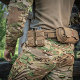 M-Tac Pistolmagasinlomme Kolchan monteret på taktisk bælte i camouflageuniform, fremstillet af slidstærk Cordura 1000D.
