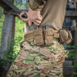 M-Tac Pistolmagasinlomme Kolchan på taktisk bælte, med militærmand i camouflage Bukser, hurtig pistolmagasinadgang demonstreret