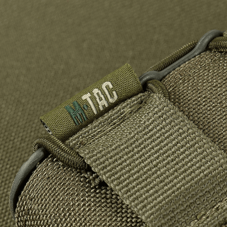 Nærbillede af M-Tac Pistolmagasinlomme Kolchan i robust Cordura 1000D materiale med M-Tac logo, designet til sikker opbevaring af magasiner.
