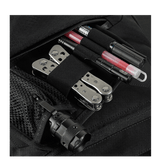 Nærbillede af M-Tac Konvert Taske Elite lommer med værktøjer og redskaber. Tasken er lavet af slidstærkt Cordura-materiale.