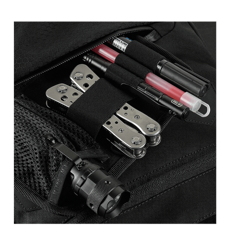 Nærbillede af M-Tac Konvert Taske Elite lommer med værktøjer og redskaber. Tasken er lavet af slidstærkt Cordura-materiale.