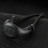 Nærbillede af magnetlukningen på M-Tac Konvert Taske Elite lavet af slidstærkt Cordura materiale.