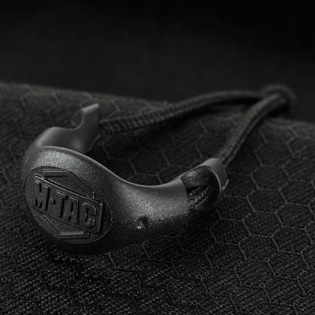 Nærbillede af magnetlukningen på M-Tac Konvert Taske Elite lavet af slidstærkt Cordura materiale.