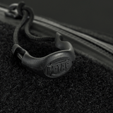 Nærbillede af YKK lynlås på M‑Tac Bæltetaske Elite Hex, der viser mærkelogoet på sort baggrund.