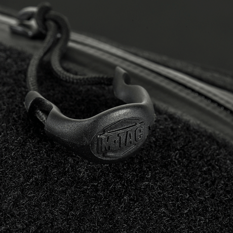 Nærbillede af YKK lynlås på M‑Tac Bæltetaske Elite Hex, der viser mærkelogoet på sort baggrund.