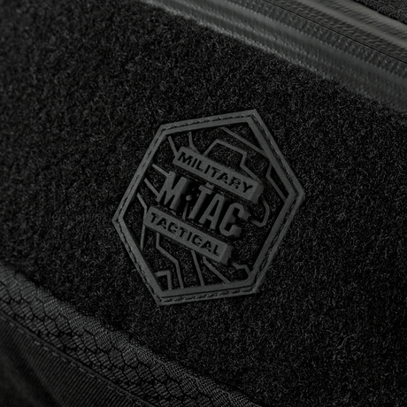 Nærbillede af M‑Tac Bæltetaske Elite Hex, der viser logo og sort Cordura stof med Woojin spænder og vandtæt YKK lynlås.