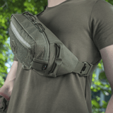 M-Tac Bæltetaske Elite Hex på model, kompakt og stilfuld taske i Cordura materiale, perfekt til hverdag eller taktisk brug.