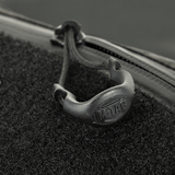 Nærbillede af M‑Tac Bæltetaske Elite Hex med lynlås og logo, detaljeret syning på stilfuldt design.