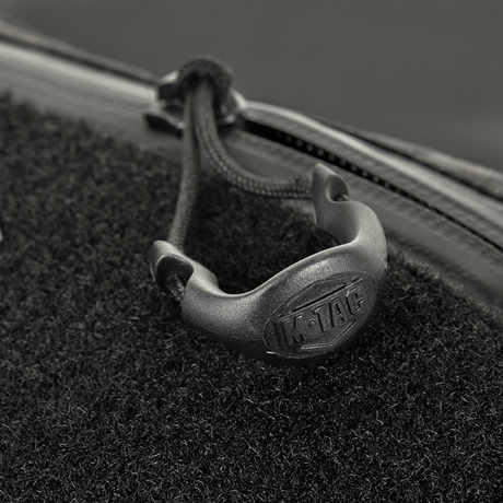 Nærbillede af M‑Tac Bæltetaske Elite Hex med lynlås og logo, detaljeret syning på stilfuldt design.