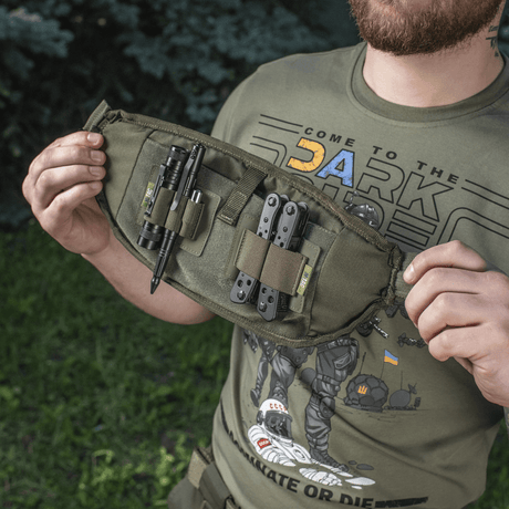 M-Tac Bæltetaske Elite Hex i brug, kompakt design med taktisk udstyr, materialer Cordura 500D og 1000D, YKK lynlåse og Woojin spænder.