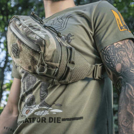 M‑Tac Bæltetaske Elite Hex på mand i camouflage-design, ideel til taktisk udstyr og daglig brug, fremstillet af Cordura-materiale.