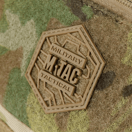M‑Tac Bæltetaske Elite Hex logo på en camouflagedesign af Cordura materiale, tæt visning af taktil badge på tasken.