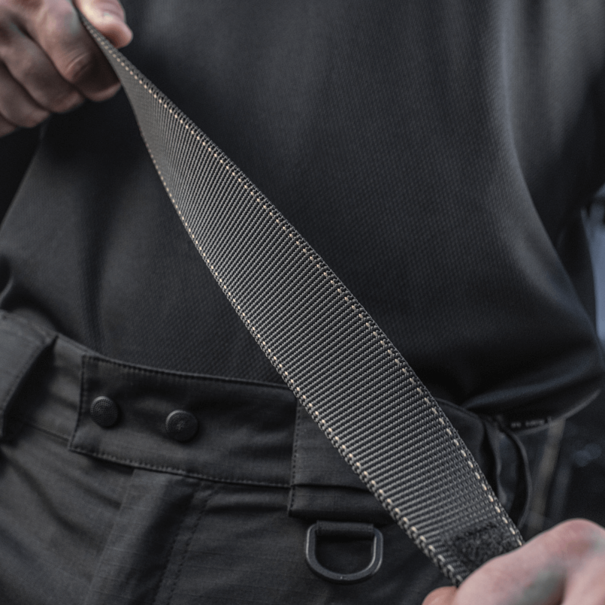 M-Tac Taktisk Bælte med Cobra-spænde i slidstærkt nylon, ideelt til militær og skytter. Udstyret med holdbart Cobra 25 mm-spænde.