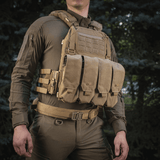 M-Tac Frontpanel til Plate Carrier Cuirass QRS XL i brug, viser holdbar Cordura 500D-materiale og MOLLE-system til ekstra udstyr.