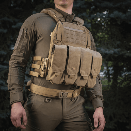 M-Tac Frontpanel til Plate Carrier Cuirass QRS XL i brug, viser holdbar Cordura 500D-materiale og MOLLE-system til ekstra udstyr.
