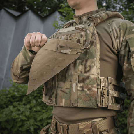 M-Tac Frontpanel til Plate Carrier Cuirass QRS XL med MOLLE-system og Woojin-kroge demonstreret af person i camouflageuniform.