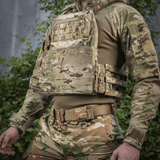 M-Tac Frontpanel til Plate Carrier Cuirass QRS XL båret af militærpersonel, lavet af slidstærkt Cordura 500D-materiale.