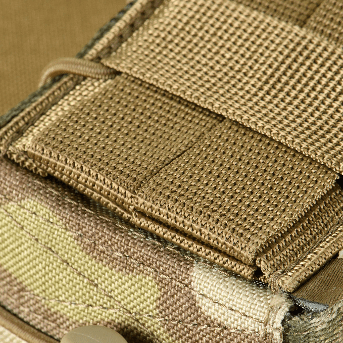 M-Tac Dobbelt Magtaske til AK Gen.3 i holdbart Cordura 1000D materiale med skridsikker overflade og MOLLE-kompatibilitet.