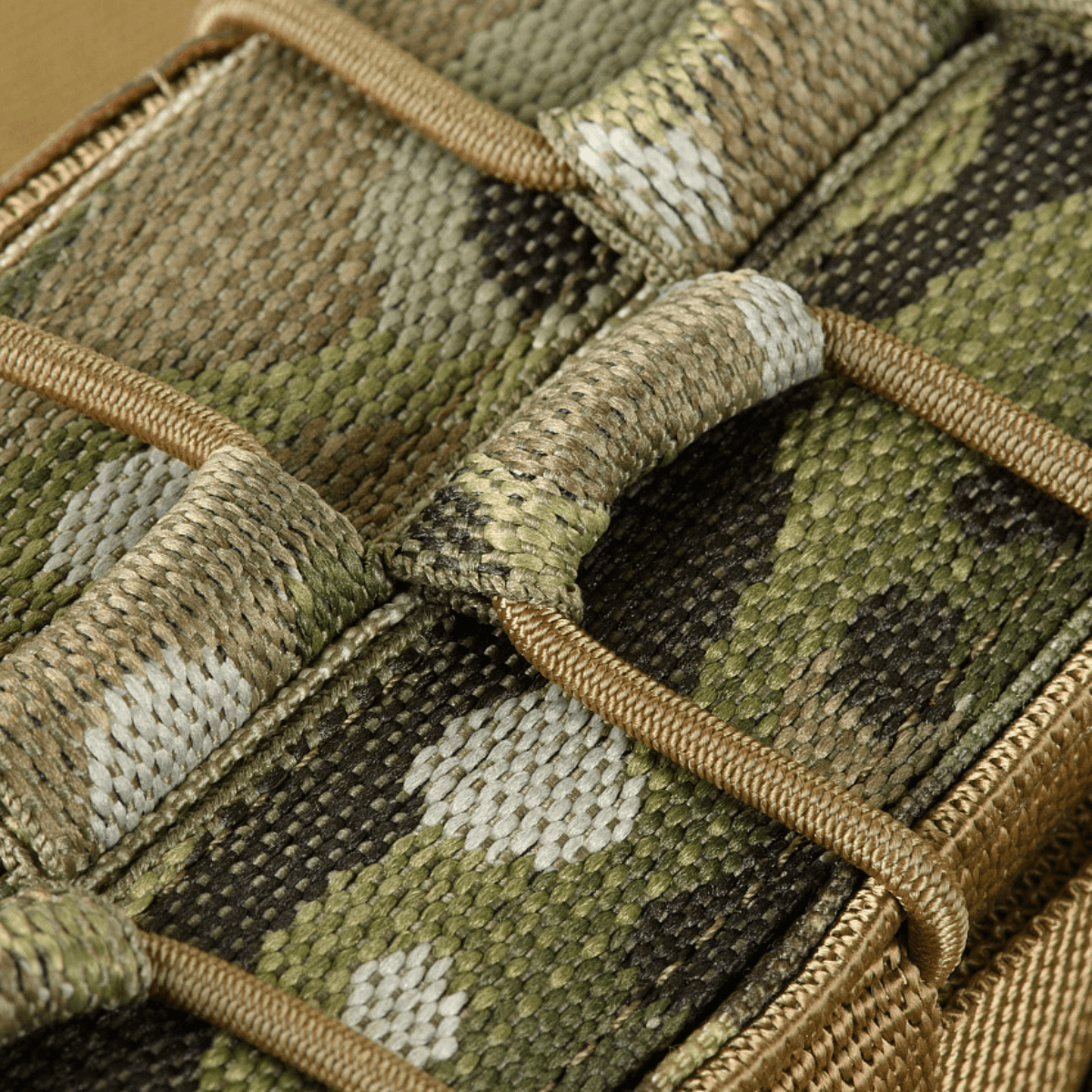 Nærbillede af M-Tac Dobbelt Magtaske til AK Gen.3 med camouflagedesign og MOLLE-kompatibilitet, lavet af slidstærk Cordura 1000D.