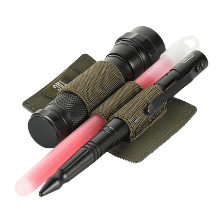 M-Tac Modulær Indsats Small (3 sektioner) med EDC-genstande som lommelygte og kuglepen sikret af elastiske stropper.